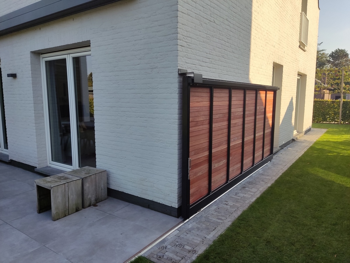 Bijgebouw of Aanbouw: Metalen terrasafsluiting bekleed met padouk