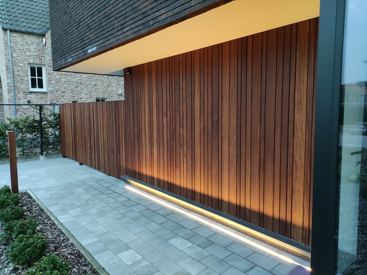 Algemene schrijnwerken: Gevelbekleding Afrormosia en plafond Rockpanel + geautomatiseerde poort