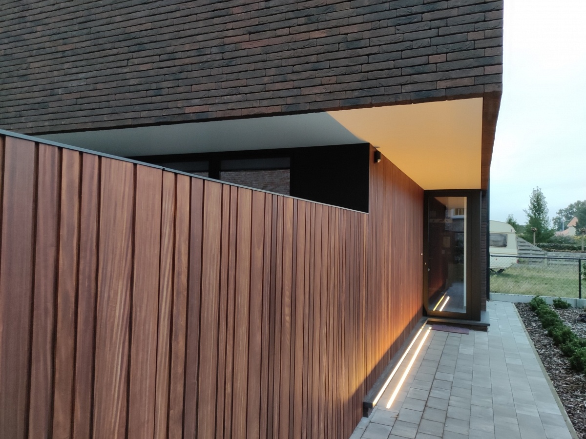 Algemene schrijnwerken: Gevelbekleding Afrormosia en plafond Rockpanel + geautomatiseerde poort