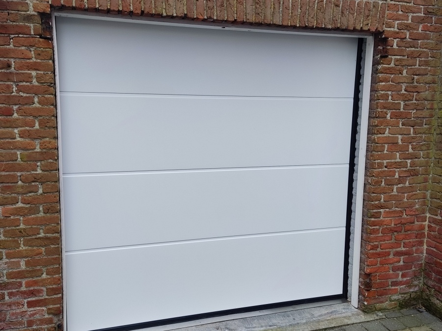 Ramen en Deuren: Nieuwe zijdeur en garagepoort