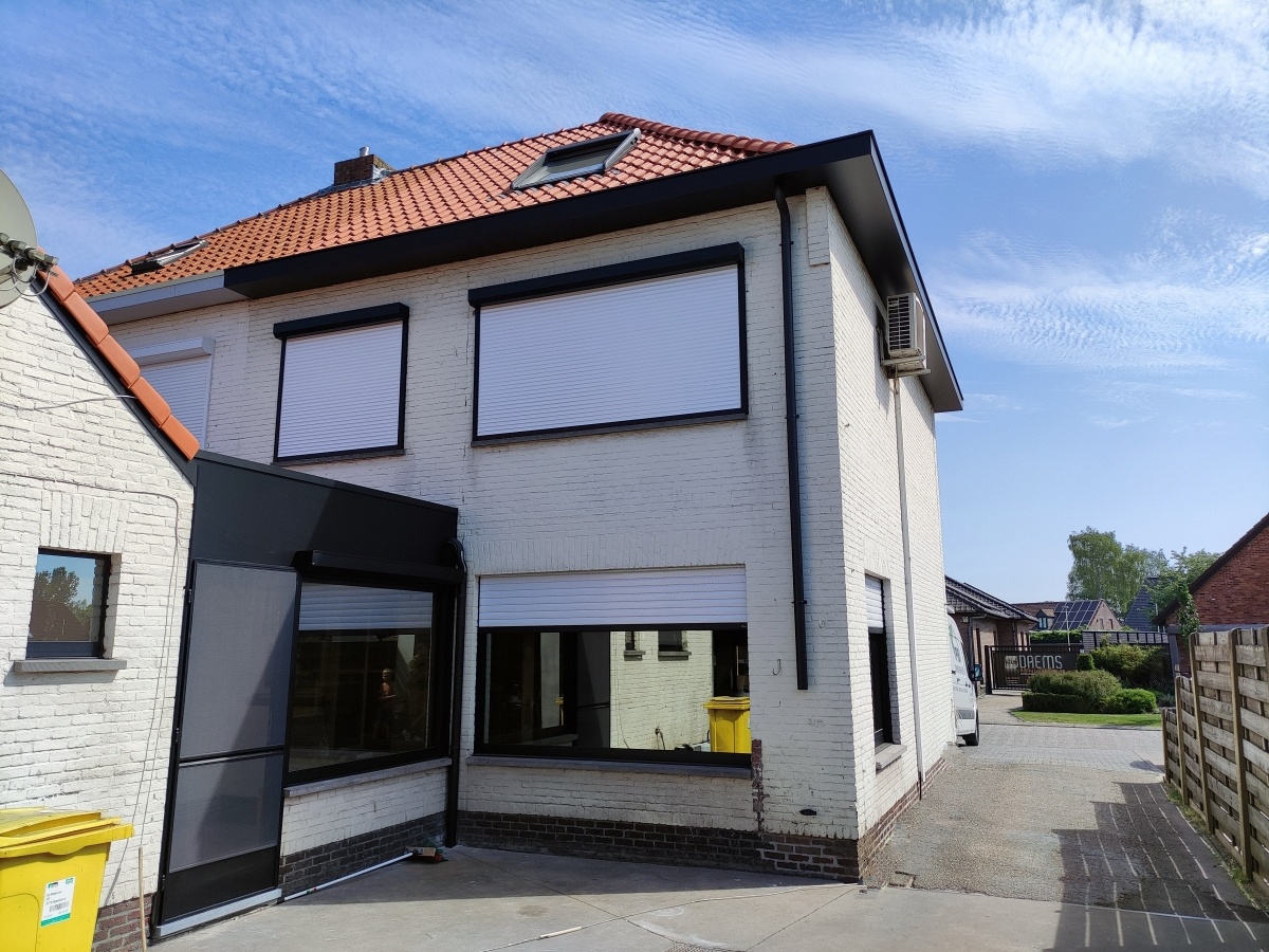 Plaatsen van nieuwe ramen met voorzetrolluiken door PvB Timmerwerken uit Arendonk