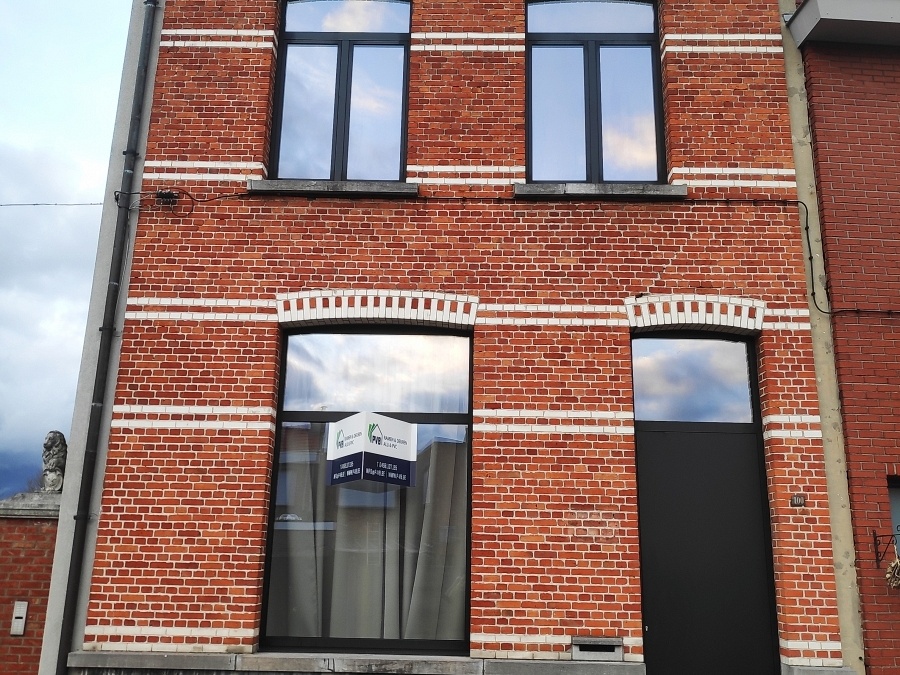 Plaatsen van nieuwe ramen en een voordeur door PvB Timmerwerken uit Arendonk