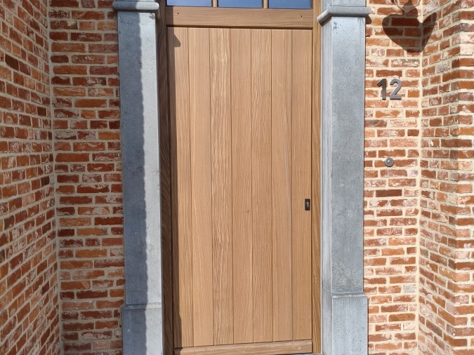 Oude voordeur vervangen door een nieuwe deur, passend met de garagepoort