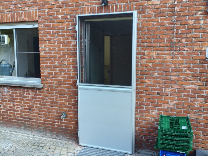 Vliegendeur kinderdagverblijf - Arendonk door PvB Timmerwerken uit Arendonk