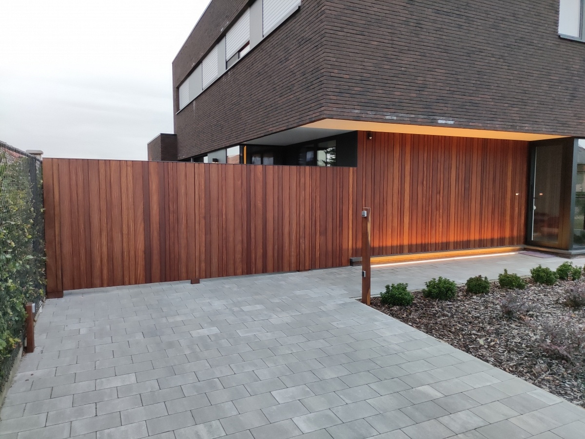 Algemene schrijnwerken: Gevelbekleding Afrormosia en plafond Rockpanel + geautomatiseerde poort